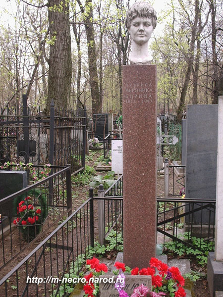 могила Вероники Бириной, фото Двамала, 2007 г.